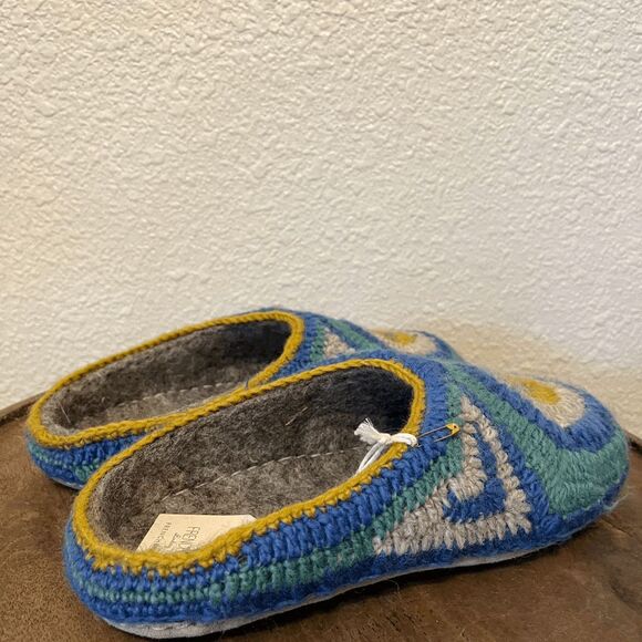 Handcrafted Blue and Green Wool Slippers - Picture 8 of 9